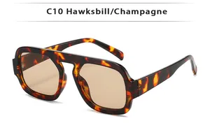 Détail de lunettes de soleil aviateur rétro avec monture écaille et verres champagne