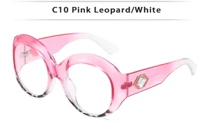 Λεπτομέρεια μεγάλων γυαλιών ηλίου pink leopard με διακοσμητικά στρας στους βραχίονες
