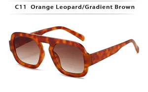Détail de la monture géométrique léopard orange C11 avec verres dégradés marron solaires