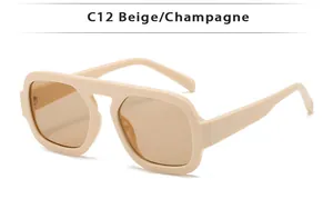 Vue détaillée de la monture beige des lunettes aviateur avec verres champagne