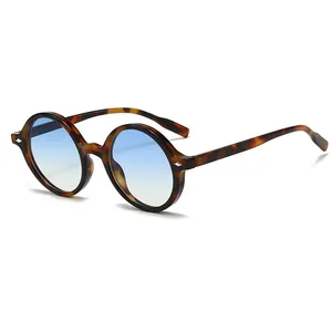 Retro-Rundsonnenbrille mit Schildpatt-Rahmen und blauem Verlaufsglas im 45-Grad-Winkel gezeigt