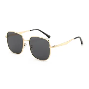 Lunettes de soleil carrées oversize en métal doré à la mode avec verres gris foncé
