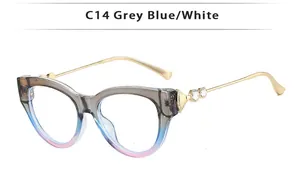Détail de lunettes de soleil œil de chat montrant la monture dégradée et les branches d'or