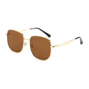 Lunettes de soleil dorées tendance avec monture en métal et verres bruns