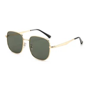 Lunettes de soleil oversize en métal doré avec verres vert foncé et protection UV