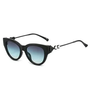 Lunettes de soleil œil de chat avec verres dégradés et détail de cœur en strass sur la branche