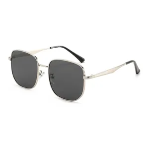 Lunettes de soleil carrées en métal avec monture argentée et verres gris foncé