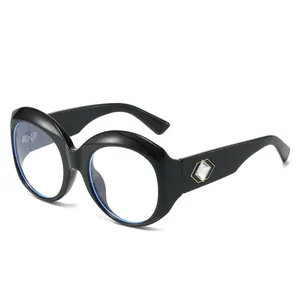 Μεγάλα μαύρα γυαλιά ηλίου cat-eye με διακοσμητικά στρας στους βραχίονες σε λευκό φόντο