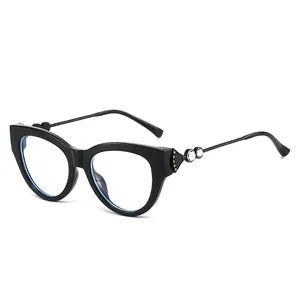Lunettes de soleil œil de chat noires tendance avec détails en métal et strass brillants