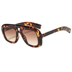 Gafas de sol de parte superior plana con montura de carey y lentes marrón degradado