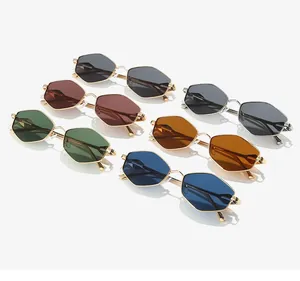 Flache Darstellung von retro sechseckigen Sonnenbrillen in mehreren Farben