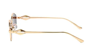 Detailansicht der goldenen geometrischen Bügel mit Rautenmuster der Luxus-Sonnenbrille