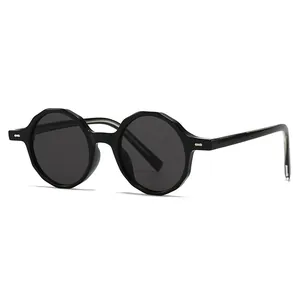 Lunettes de soleil ovales noires en TR avec facettes géométriques et verres foncés