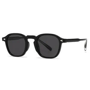 Gafas de sol retro de montura negra gruesa con flechas plateadas y lentes gris oscuro