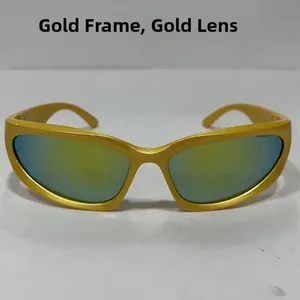 Detalle de gafas de sol deportivas con montura metálica dorada y lentes de espejo doradas