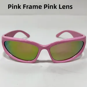 Detalle de gafas de sol deportivas rosas con lentes de espejo multicolor