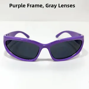 Detalle de gafas de sol con montura morada y lentes gris oscuro en diseño retro