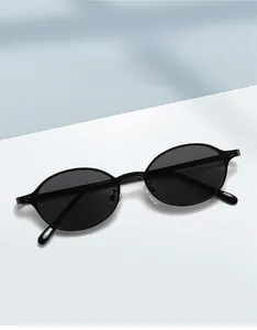 Detailansicht der Retro-Oval-Sonnenbrille mit schwarzem Rahmen und modischen Gläsern
