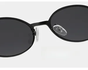 Detail der umweltfreundlichen Silikon-Nasenpads an schwarzer Sonnenbrille für Komfort