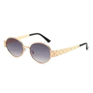 Lunettes de soleil ovales rétro avec monture en métal doré clair et verres dégradés gris