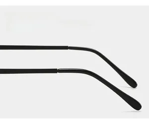 Detail der ergonomisch gebogenen Brillenbügel mit rutschfestem Design für Komfort