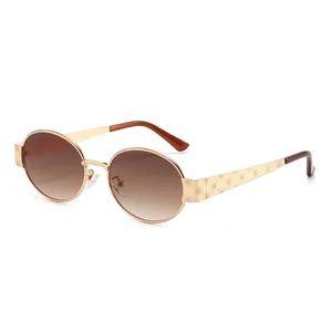 Lunettes de soleil ovales en métal avec fleurs de rose dorées et verres marron dégradés