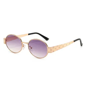 Lunettes de soleil ovales en métal doré avec verres dégradés violets et branches ciselées
