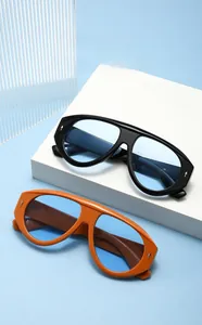 Dettaglio di occhiali da sole aviator vintage con lenti blu e dettagli a freccia