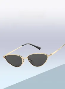 Nahaufnahme der goldenen Metall-Katzenaugen-Sonnenbrille mit eleganter Struktur am Rahmen