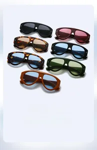 Collezione di occhiali da sole aviator oversize in vari colori con dettagli a freccia