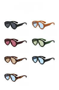 Collezione di occhiali da sole da aviatore oversize in vari colori di tendenza e montature PC