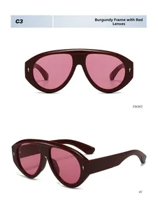 Dettagli occhiali da sole bordeaux con decorazioni argentate e lenti di colore rosso