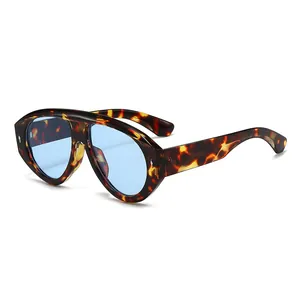Occhiali da sole aviator oversize alla moda con montatura tartarugata e lenti azzurre