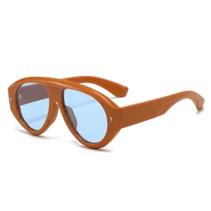 Occhiali da sole aviator oversize con montatura arancione e lenti azzurre sfumate
