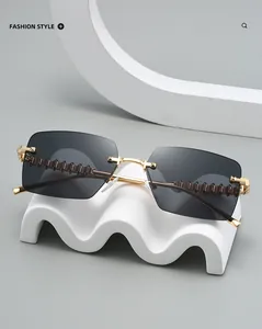 Detailansicht goldener Bügel mit Wellenrelief-Textur an einer randlosen eckigen Sonnenbrille