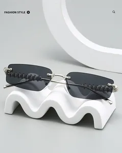 Vue détaillée de lunettes de soleil carrées sans monture avec charnières métalliques argentées