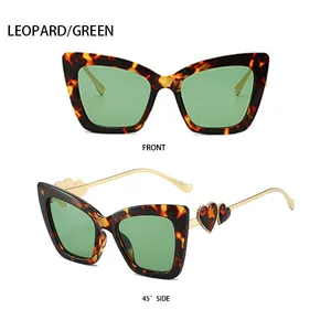 Detail van een cat-eye zonnebril met schildpadmotief, groene glazen en hart-scharnieren