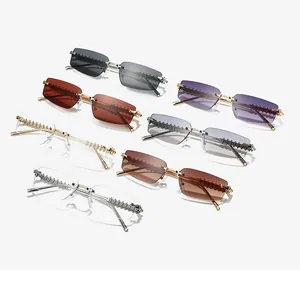 Vue détaillée de lunettes de soleil carrées sans monture avec branches en métal torsadé coloré