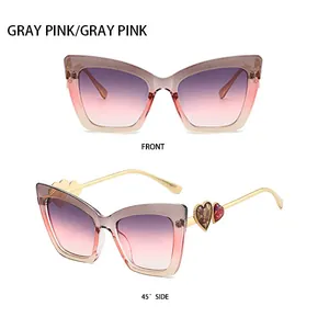 Gedetailleerd vooraanzicht en zijaanzicht van grijs-roze cat-eye zonnebril met hartjes