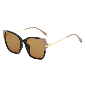 Modieuze vierkante zonnebril voor dames in zwart en beige met fijne metalen pootjes