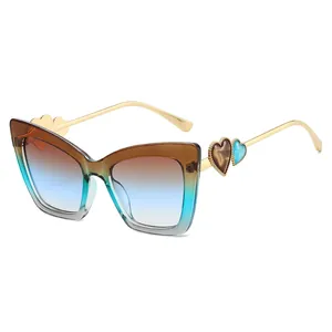 Modieuze cat-eye zonnebril met gradiënt glazen en hartvormige metalen pootjes