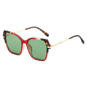 Modieuze oversized vierkante zonnebril met schildpadmontuur en gouden metalen poten