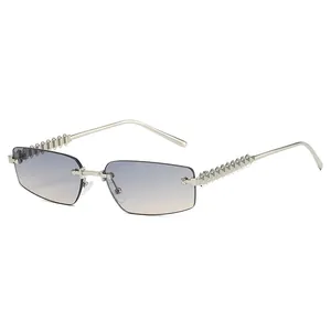 Lunettes de soleil rectangulaires sans monture avec verres dégradés et branches cloutées