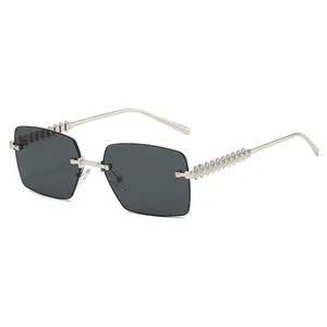 Modische randlose quadratische Sonnenbrille mit Punk-Metall-Spikes und grauen Gläsern