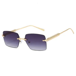 Randlose goldene Sonnenbrille mit lila Verlaufsgläsern und Pyramiden-Nieten-Bügeln