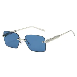 Rahmenlose quadratische Sonnenbrille mit blauen Gläsern und Nieten an Silberbügeln