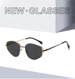 Detailaufnahme der polygonalen Metall-Sonnenbrille mit goldenem Rahmen und dunklen Gläsern