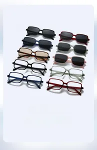 Collezione di occhiali da sole quadrati in vari colori e stili trasparenti