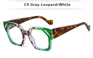 Détail de la monture effet marbre et des branches à motif léopard de ces lunettes de soleil