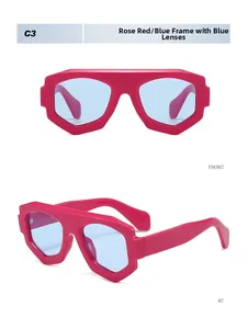 Vue avant et latérale de lunettes de soleil géométriques rose rouge à verres bleus C3